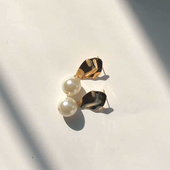 Gold Pearl Dangle Earrings, faux pearl earrings, - Picture 6 of 7
